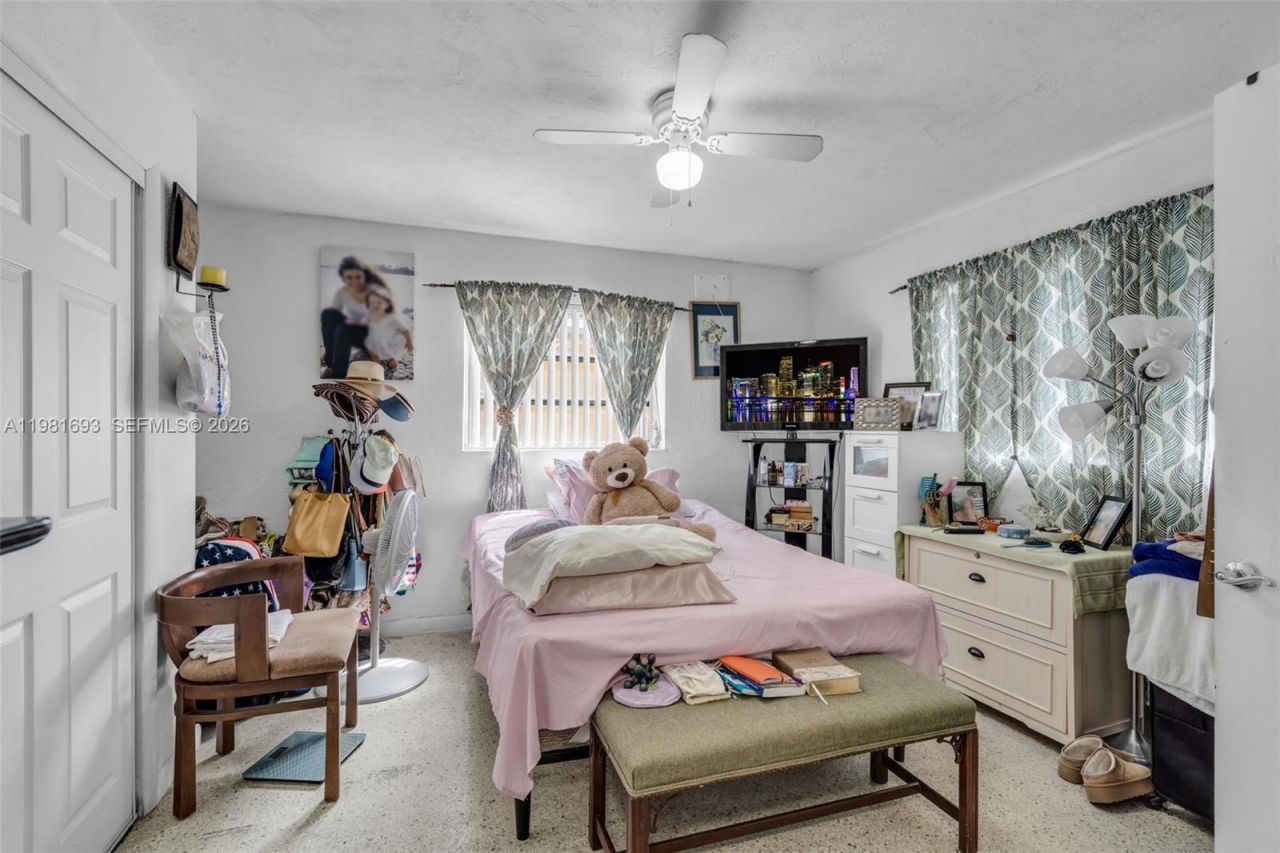 2166 NW 18th St , Miami, FL 33125 Photo