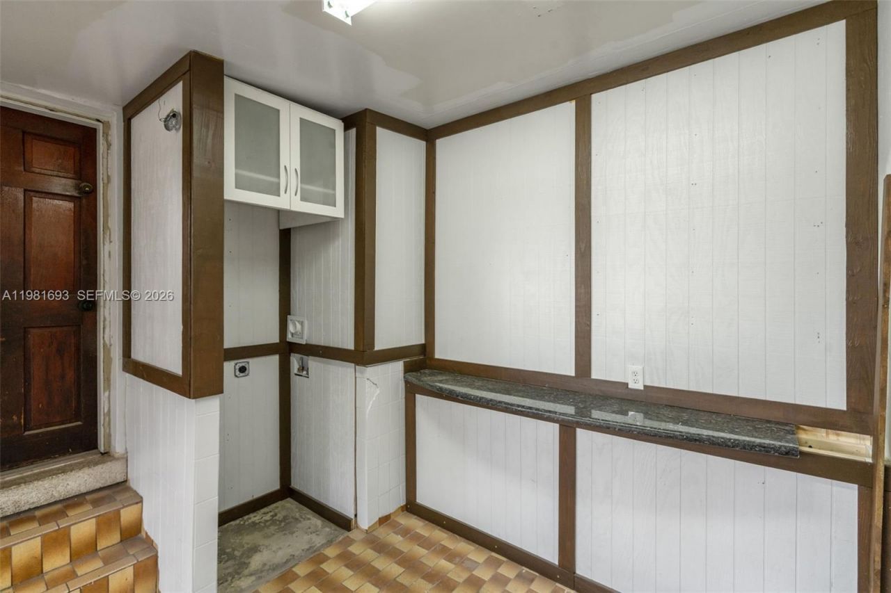 2166 NW 18th St , Miami, FL 33125 Photo