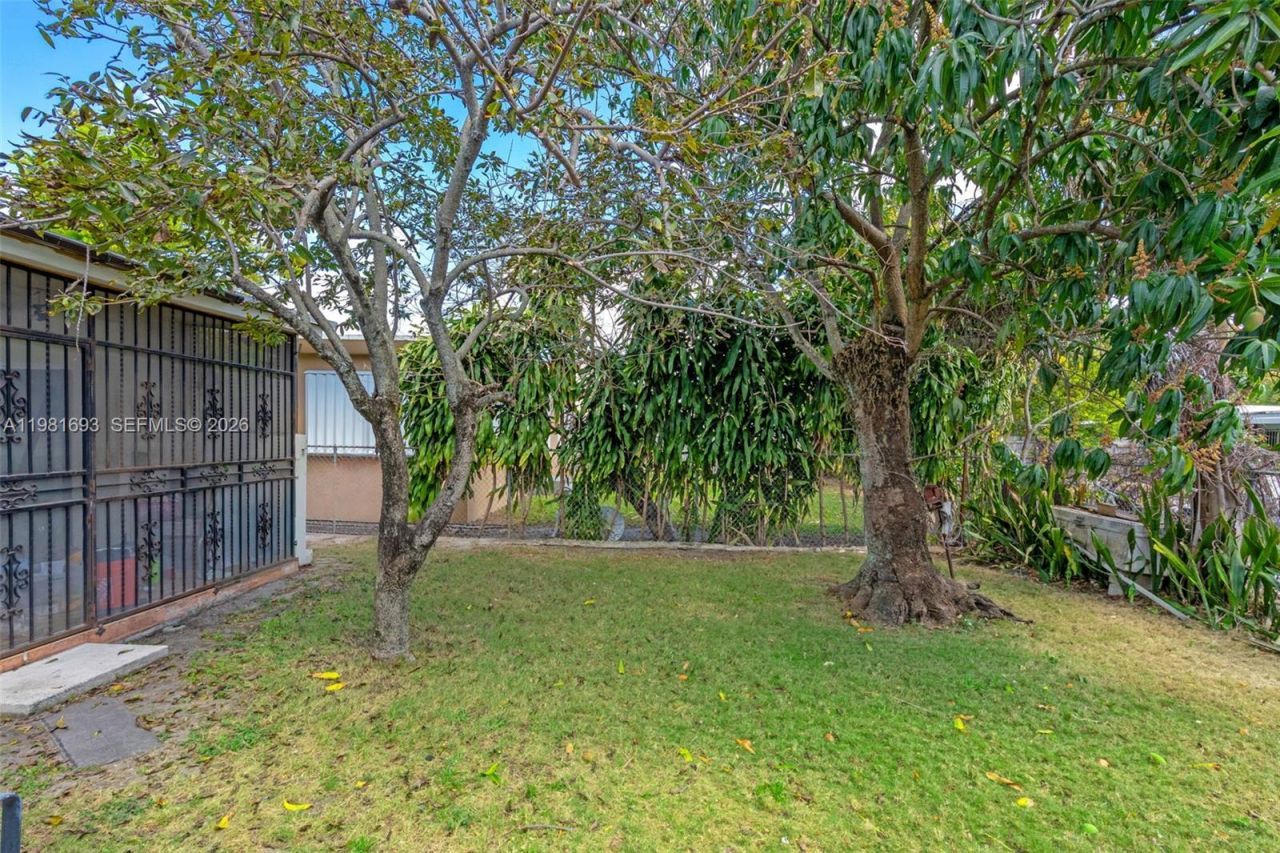 2166 NW 18th St , Miami, FL 33125 Photo