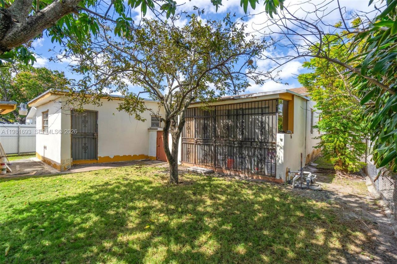 2166 NW 18th St , Miami, FL 33125 Photo