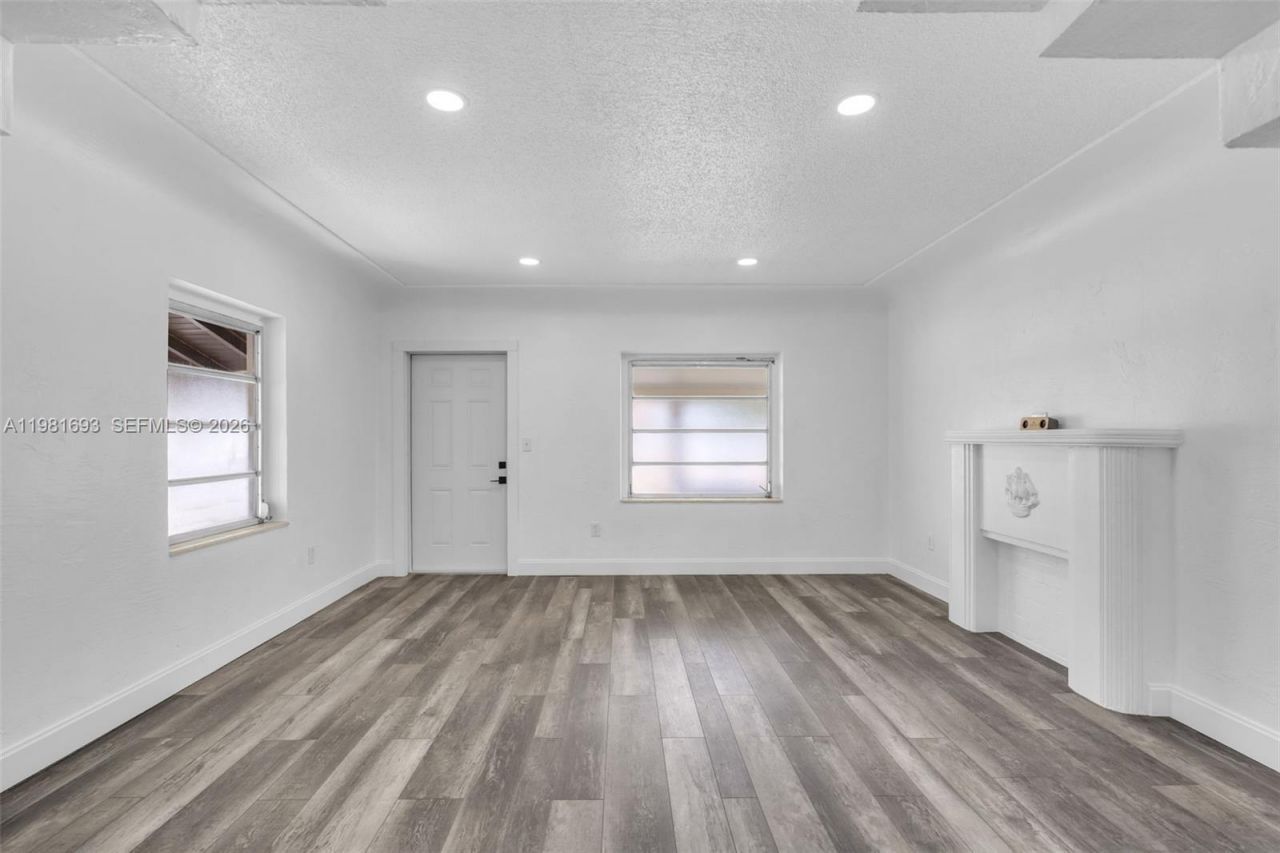 2166 NW 18th St , Miami, FL 33125 Photo