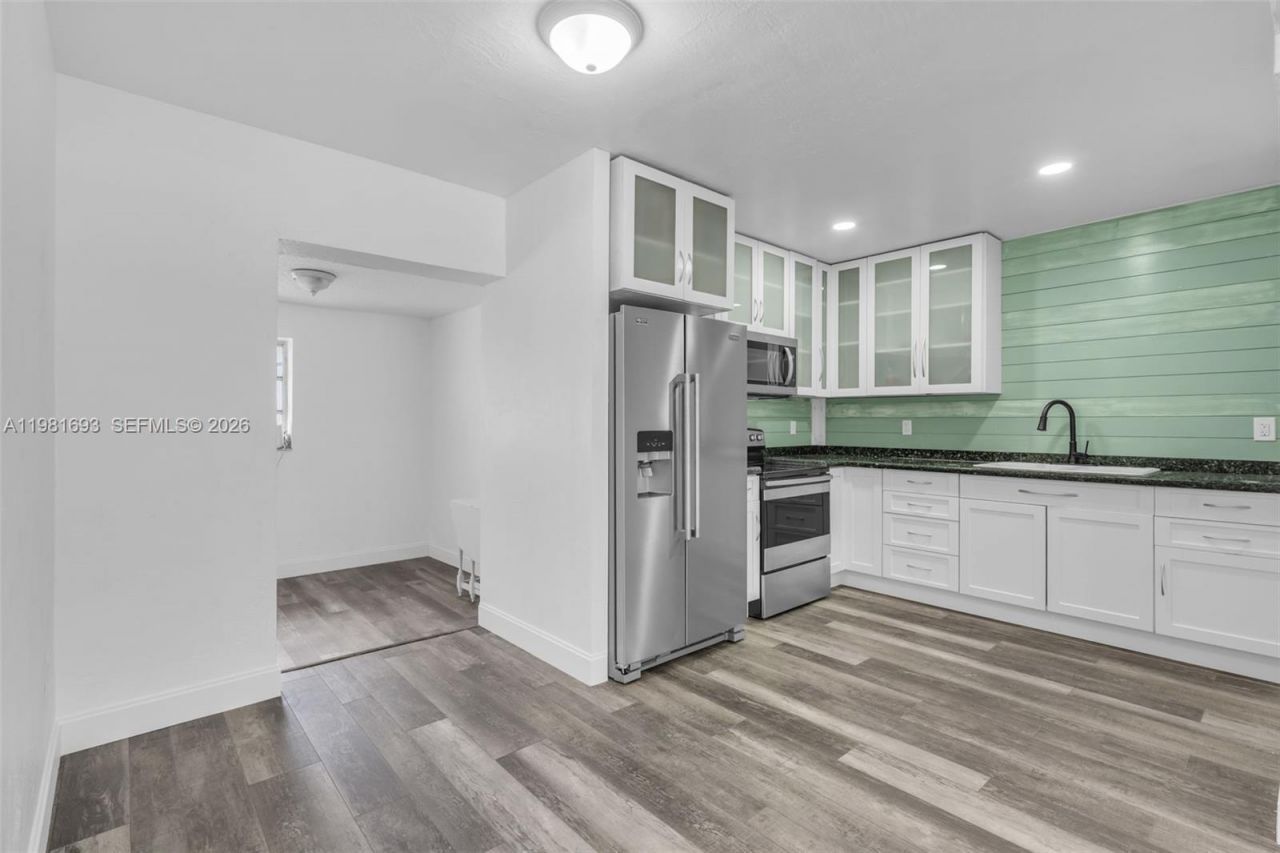 2166 NW 18th St , Miami, FL 33125 Photo