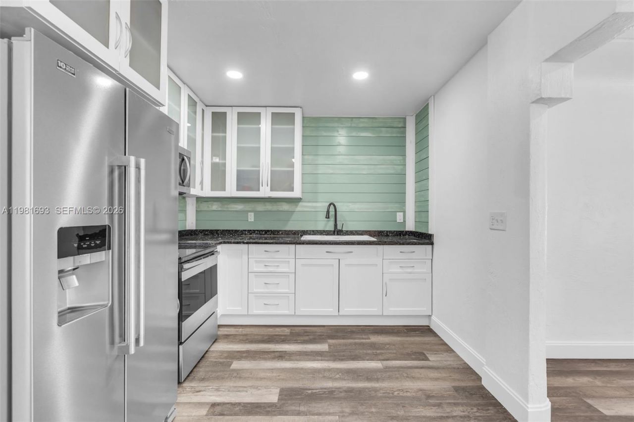 2166 NW 18th St , Miami, FL 33125 Photo