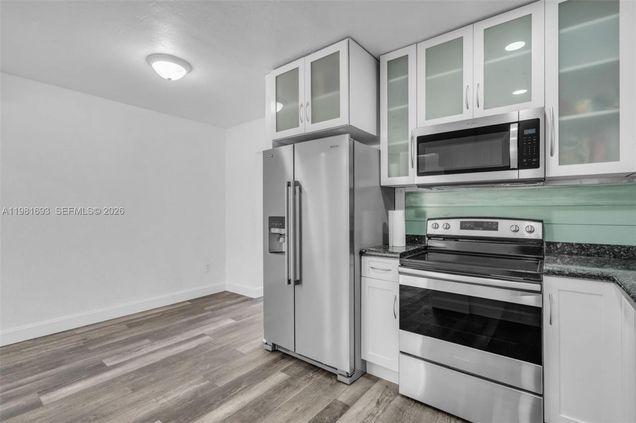 2166 NW 18th St , Miami, FL 33125 Photo