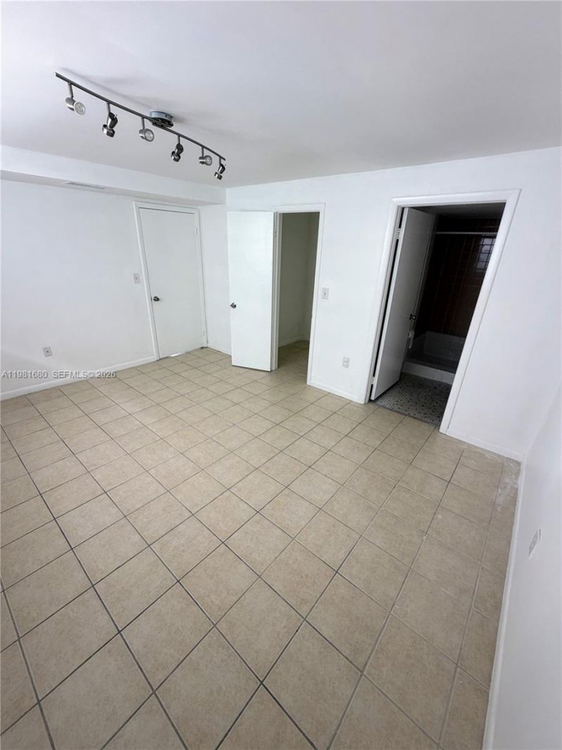 2001 Bay Dr, Unit 204, Miami Beach, FL 33141 Photo