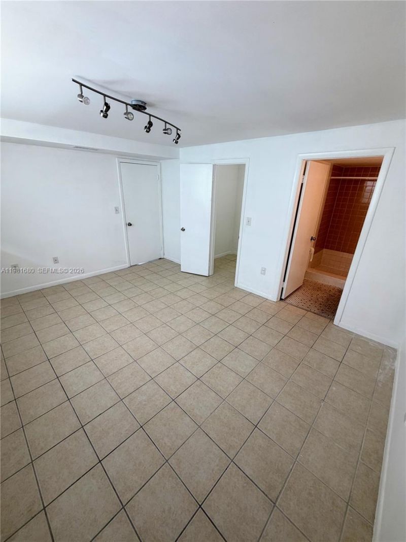 2001 Bay Dr, Unit 204, Miami Beach, FL 33141 Photo