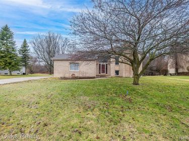 2411 Briar Creek Lane, Burton, MI 48509