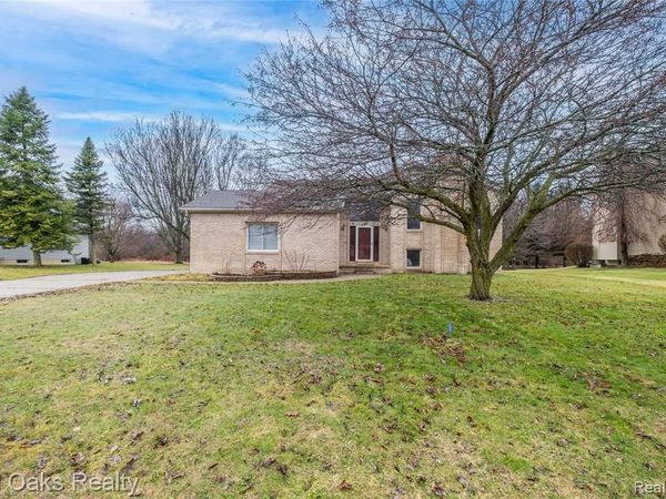 2411 Briar Creek Lane, Burton, MI 48509