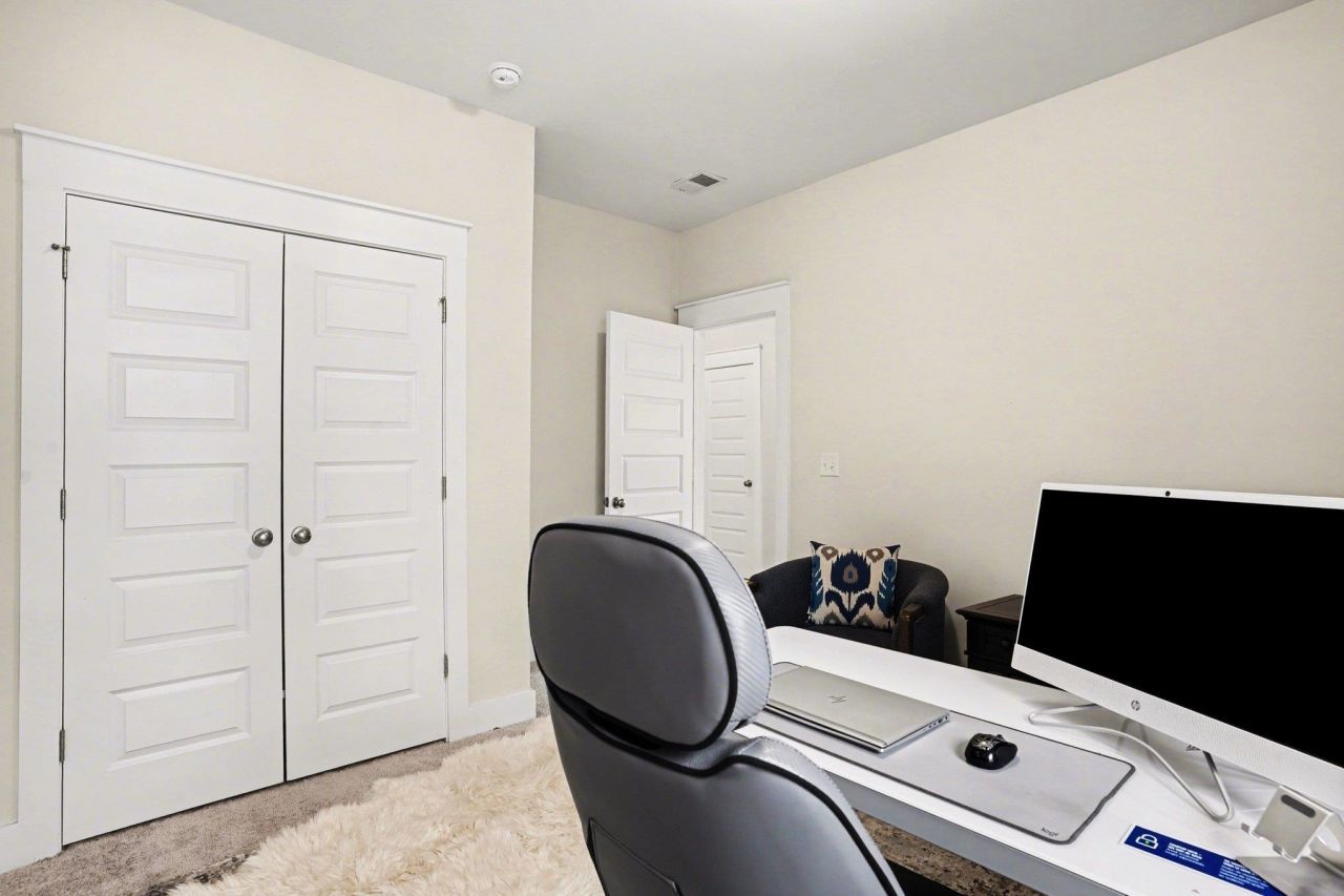 100 Tudor Court Photo 18