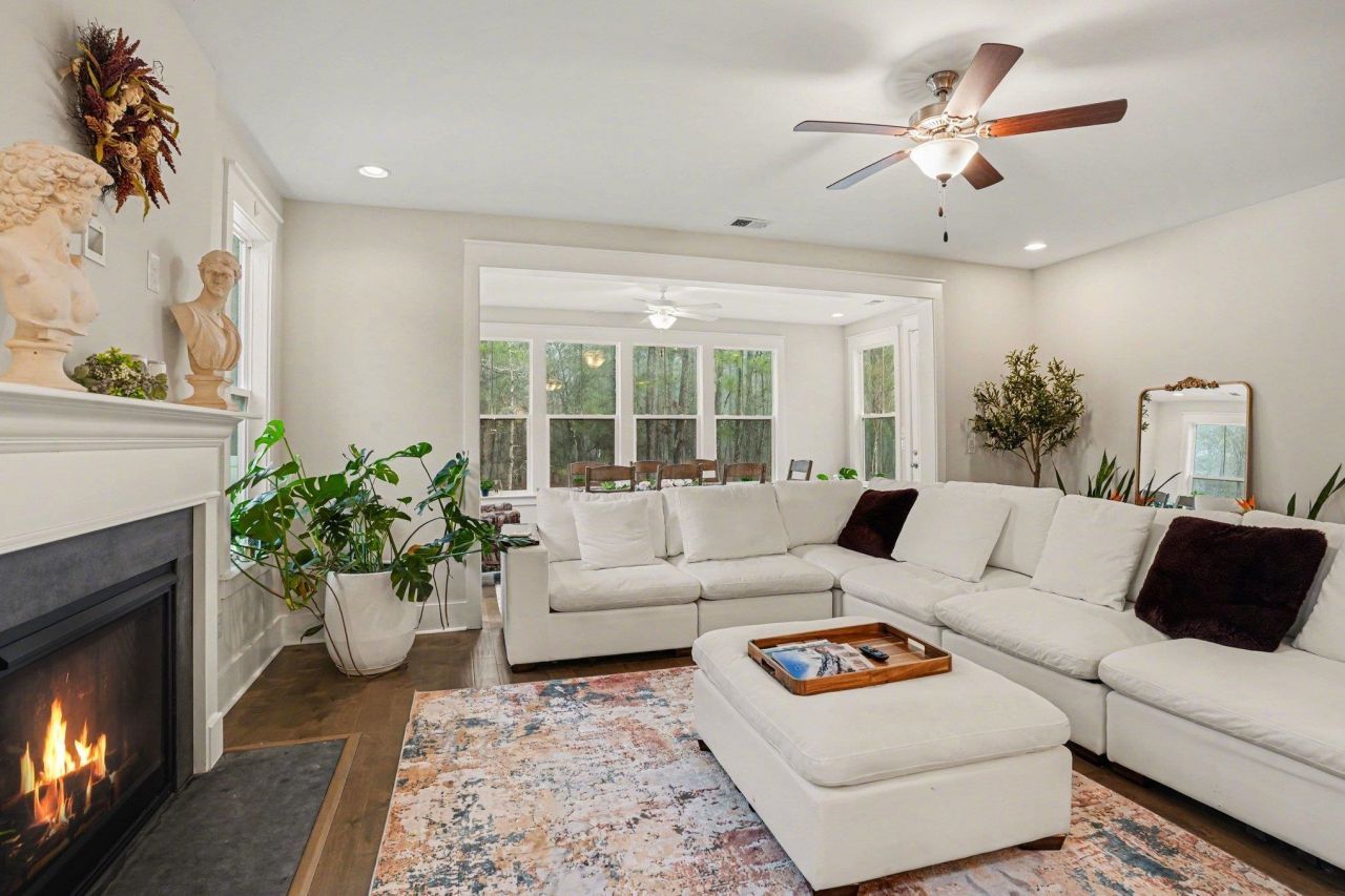 100 Tudor Court Photo 6