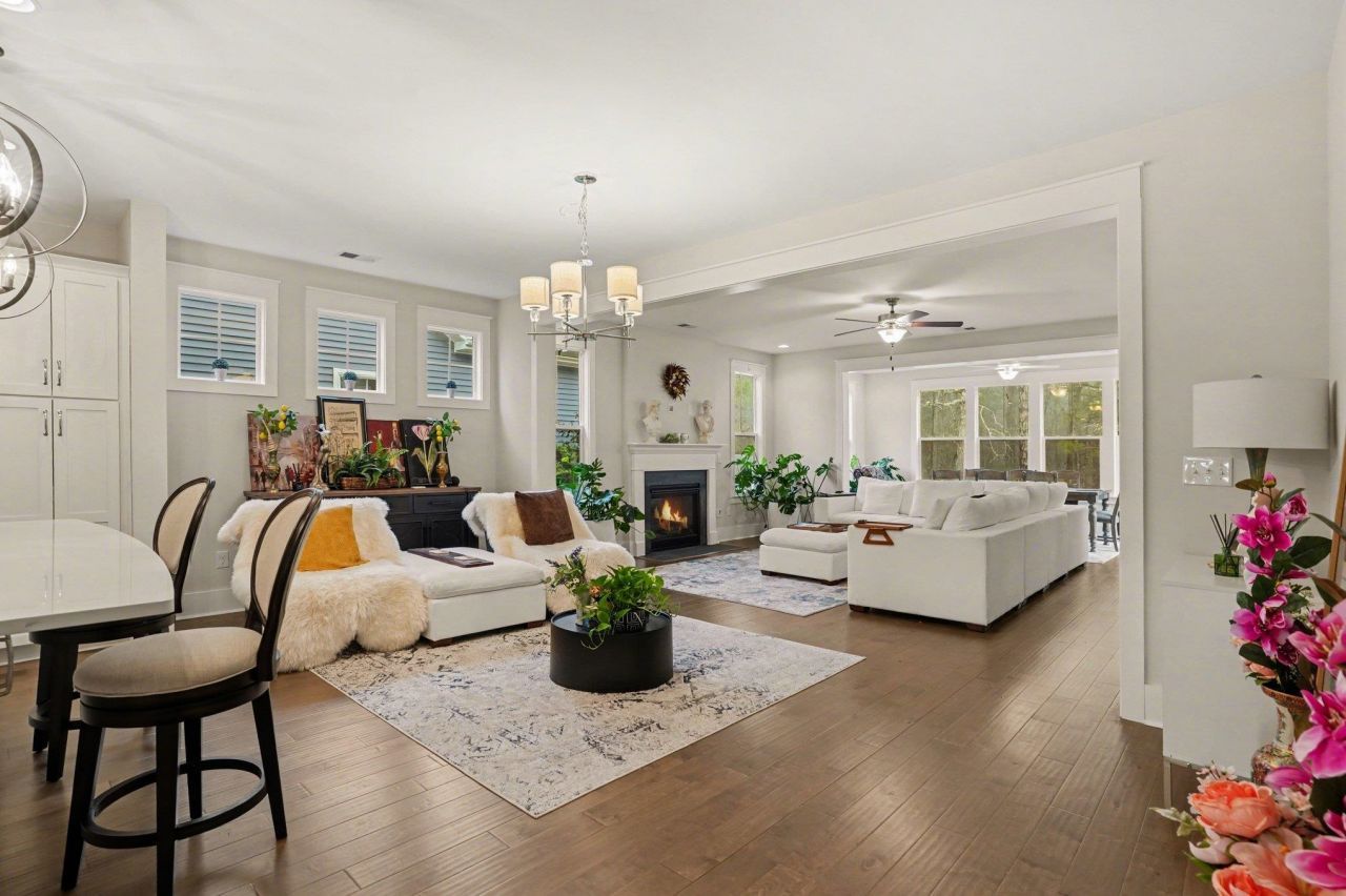 100 Tudor Court Photo 7