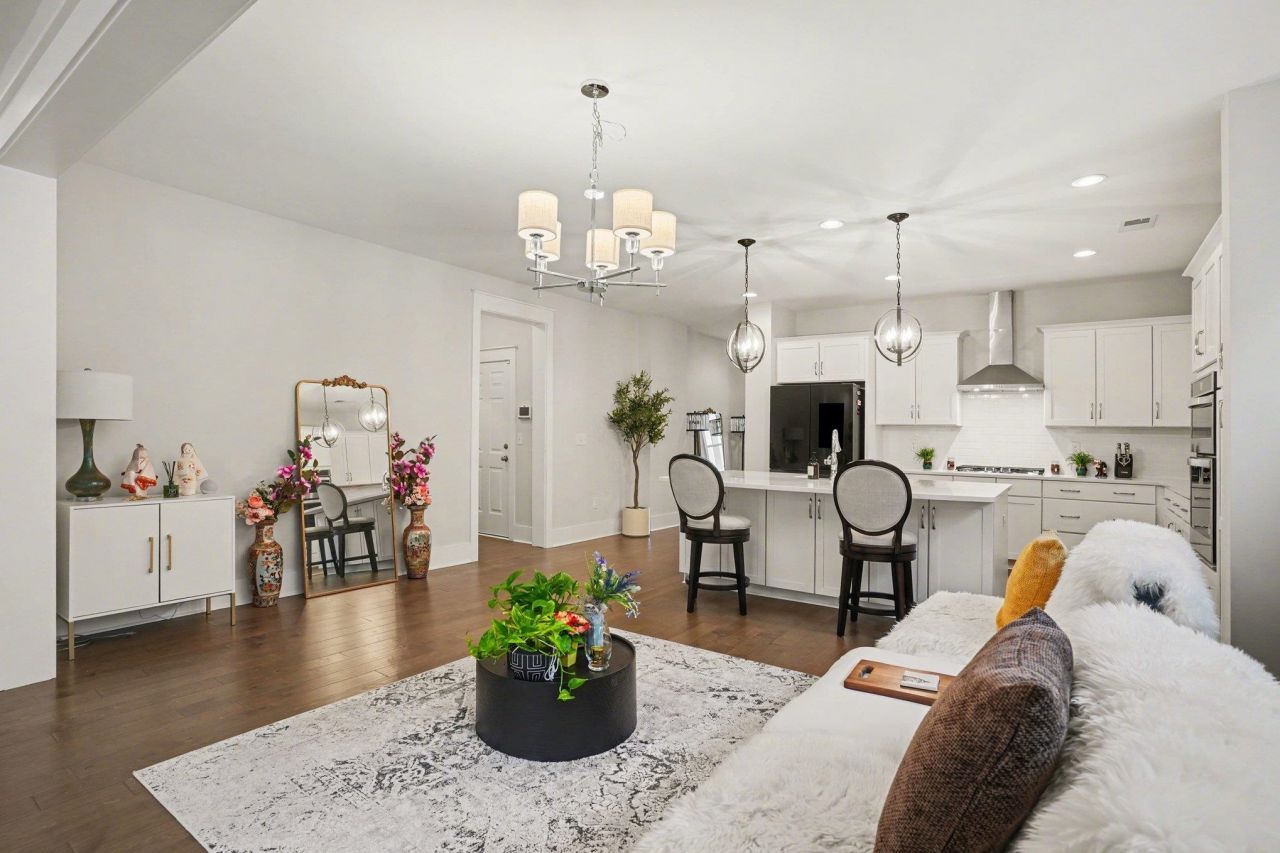 100 Tudor Court Photo 8