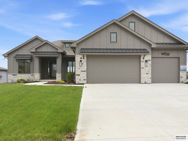 9956 S 118th Street, Papillion, NE 68046