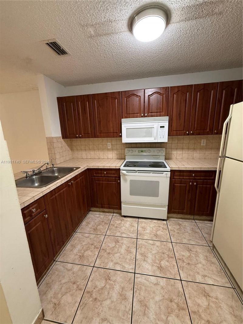 8851 NW 119th St , Unit 2213-2, Hialeah Gardens, FL 33018 Photo