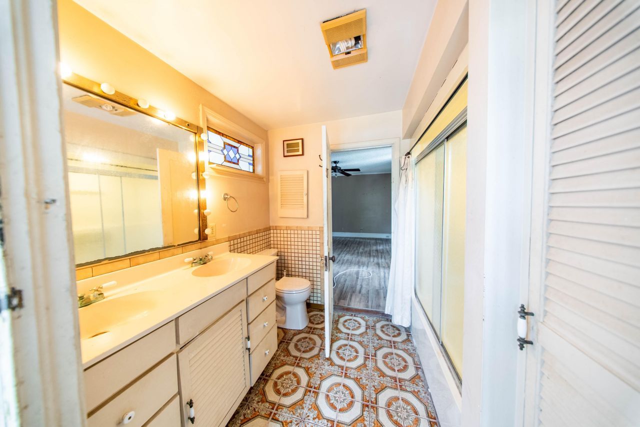 1012 E Ashley Avenue Photo 15