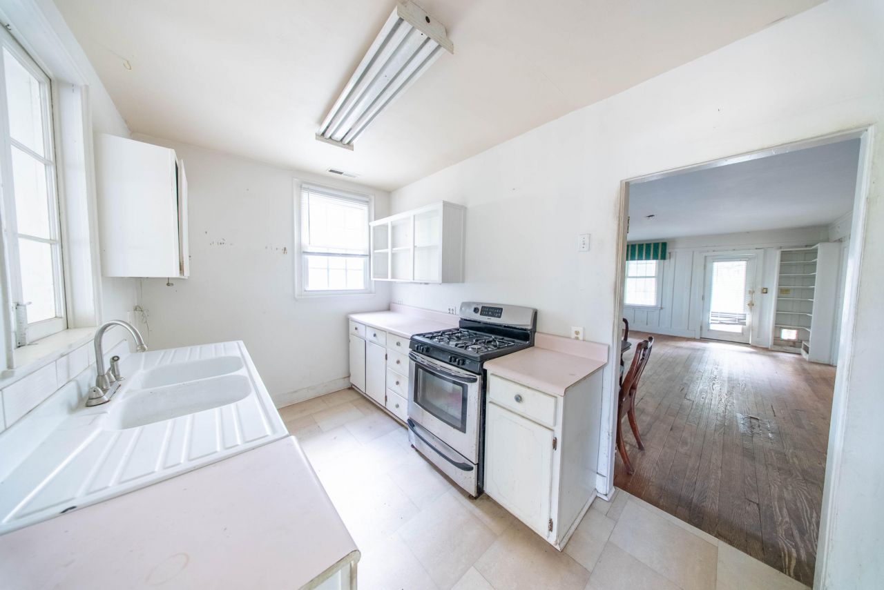 1012 E Ashley Avenue Photo 7