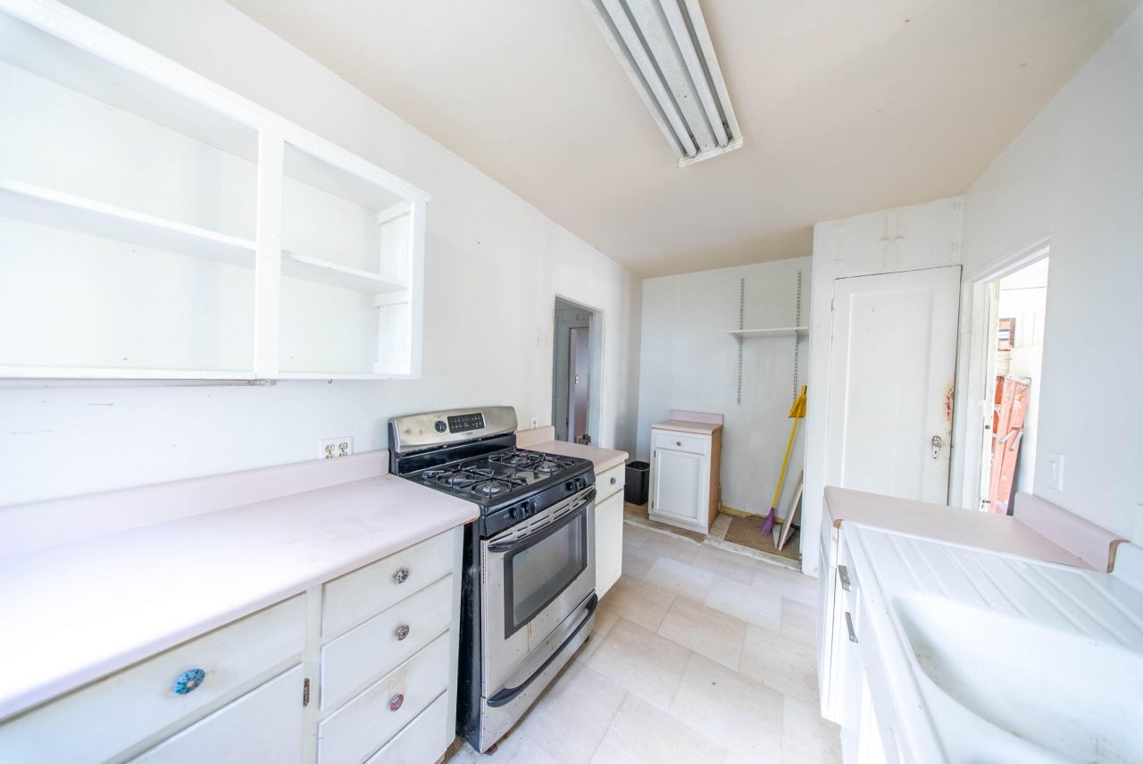 1012 E Ashley Avenue Photo 8