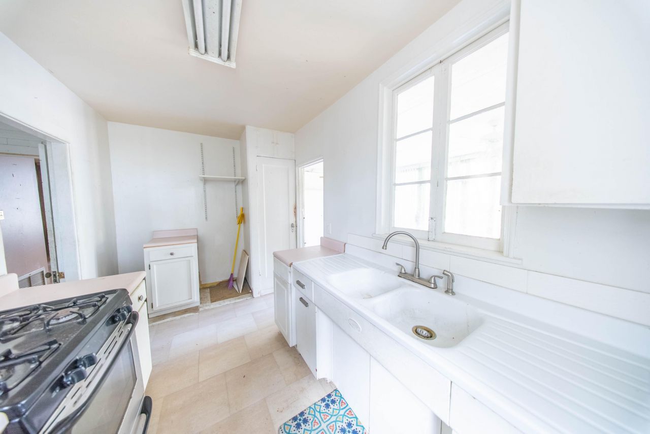 1012 E Ashley Avenue Photo 9