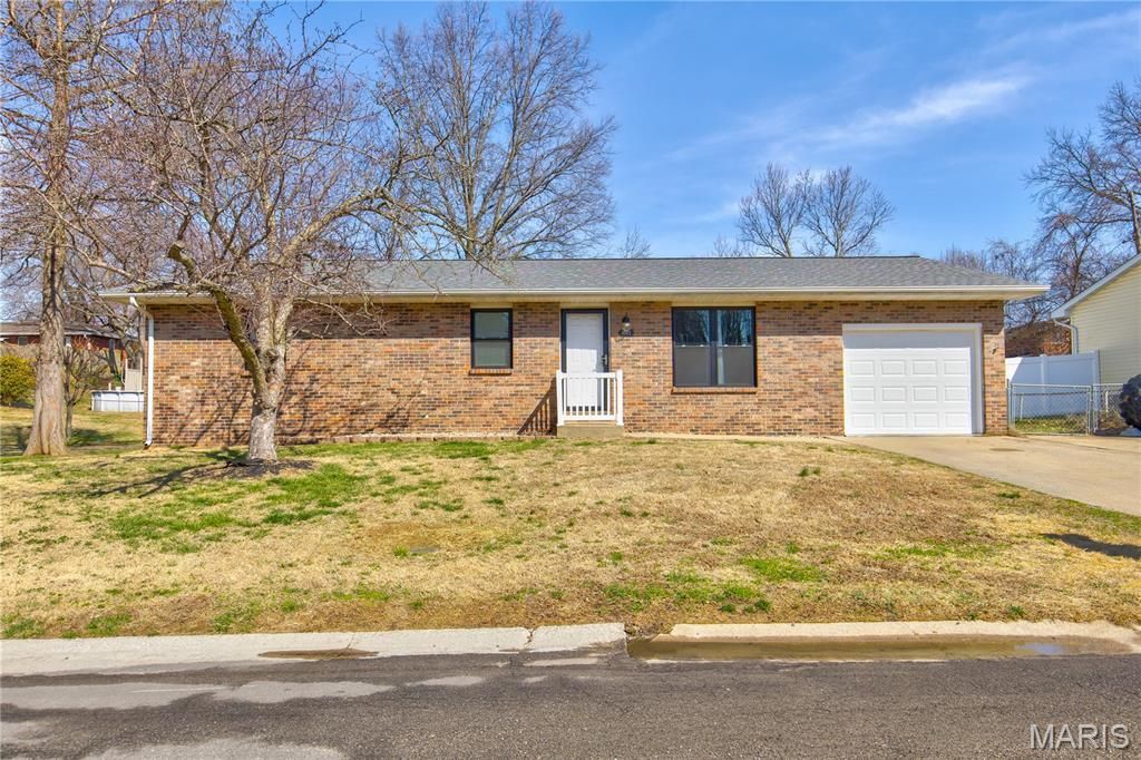 1042 Hillcrest Drive, East Alton, IL 62024 Main Photo