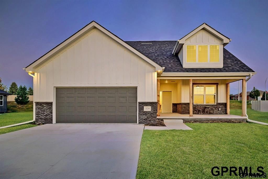 10209 S 180 Avenue Circle, Omaha, NE 68136 Main Photo