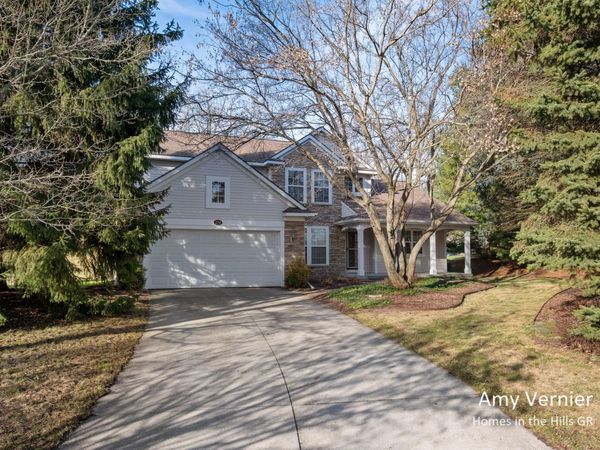 2755 Arbor Chase Drive NE, Grand Rapids, MI 49525