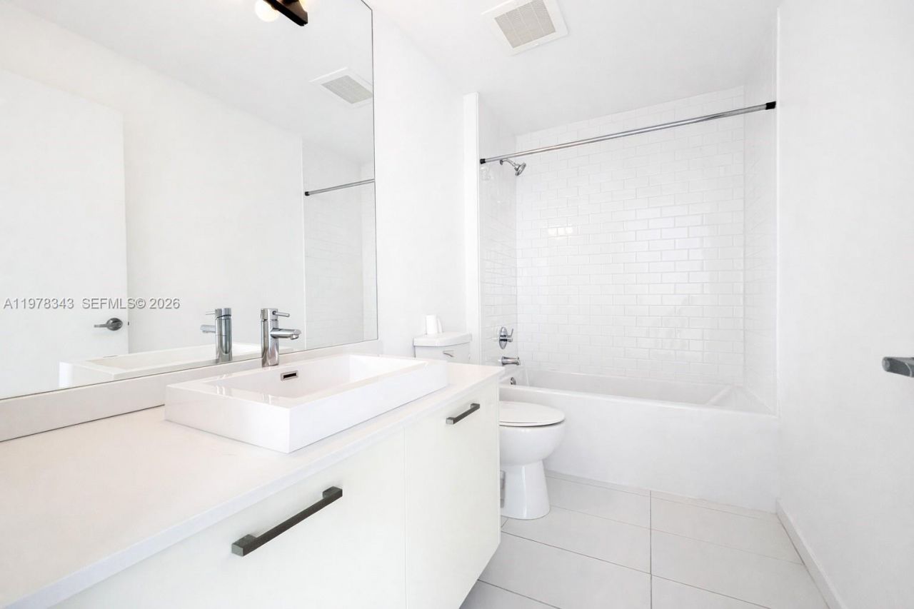 151 SE 1st St , Unit 3007, Miami, FL 33131 Photo