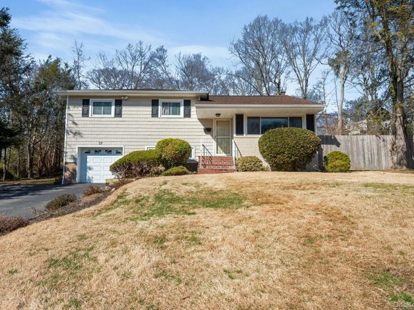 37 Grist Mill Lane , Halesite, NY 11743