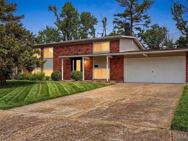 2165 E Humes Lane, Florissant, MO 63033