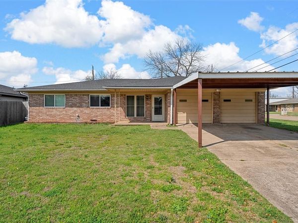 409 Greenleaf Drive, Lacy Lakeview, TX 76705