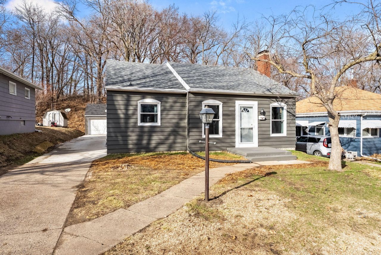 899 Woodlawn Ave, Muscatine, IA 52761 Main Photo