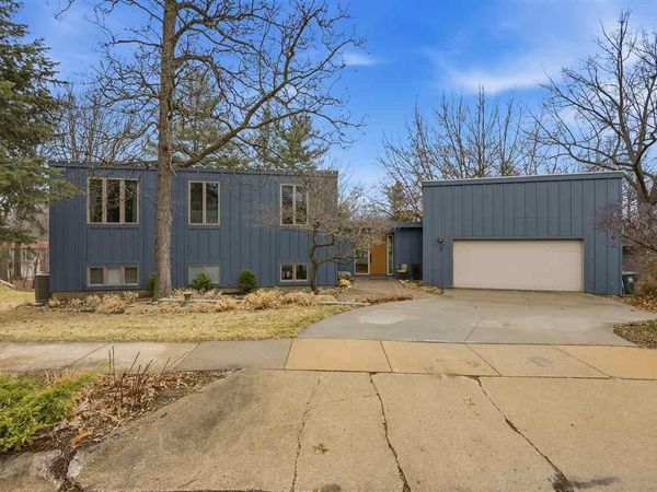 3 Wellesley Way, Iowa City, IA 52245