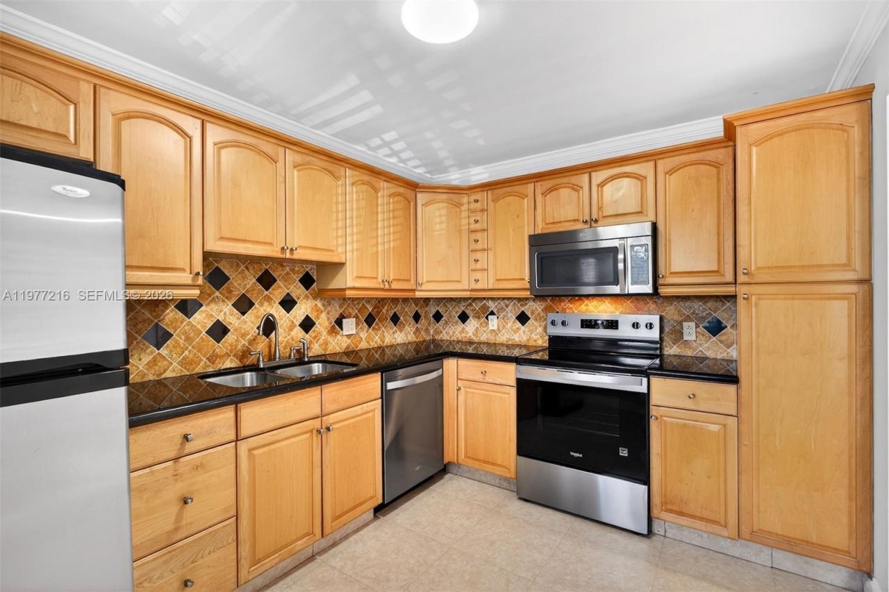 16541 Blatt Blvd , Unit 205, Weston, FL 33326 Photo