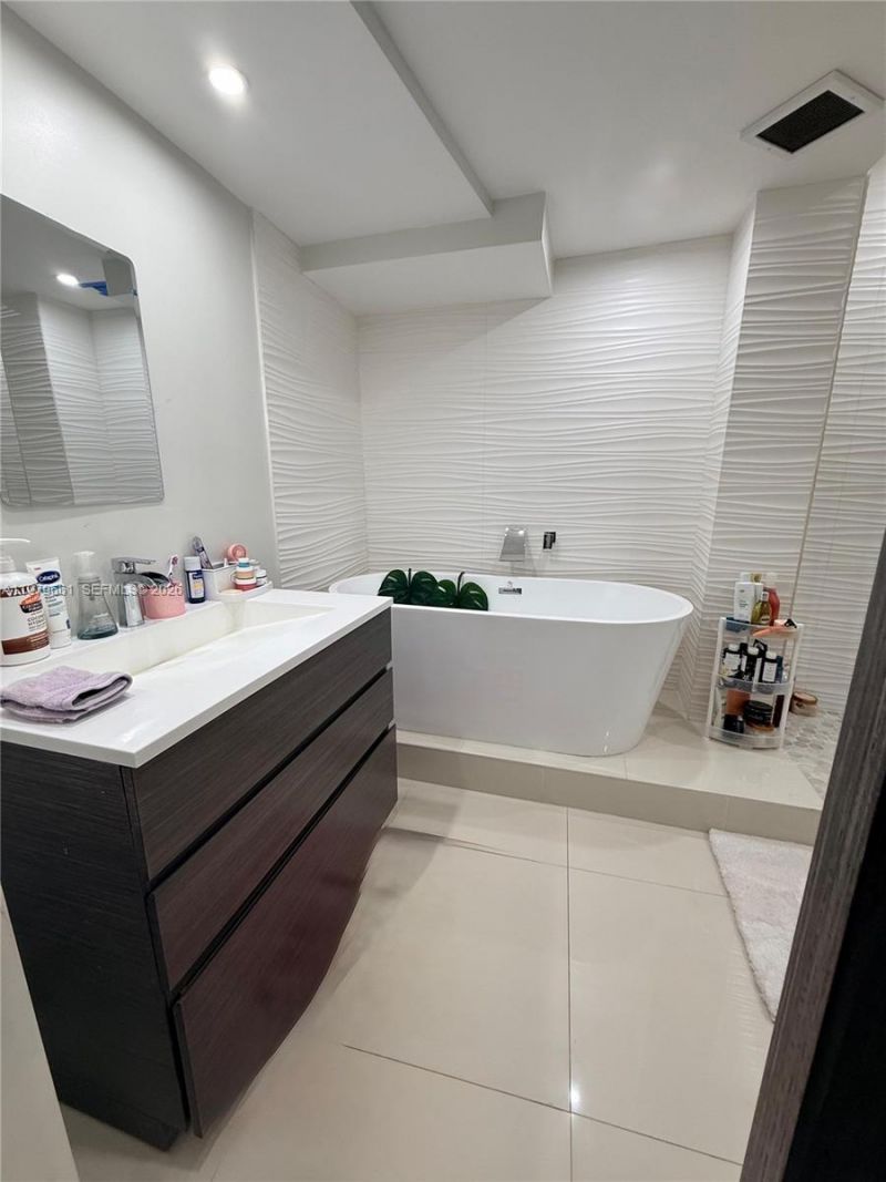 6039 Collins Ave, Unit 635, Miami Beach, FL 33140 Photo