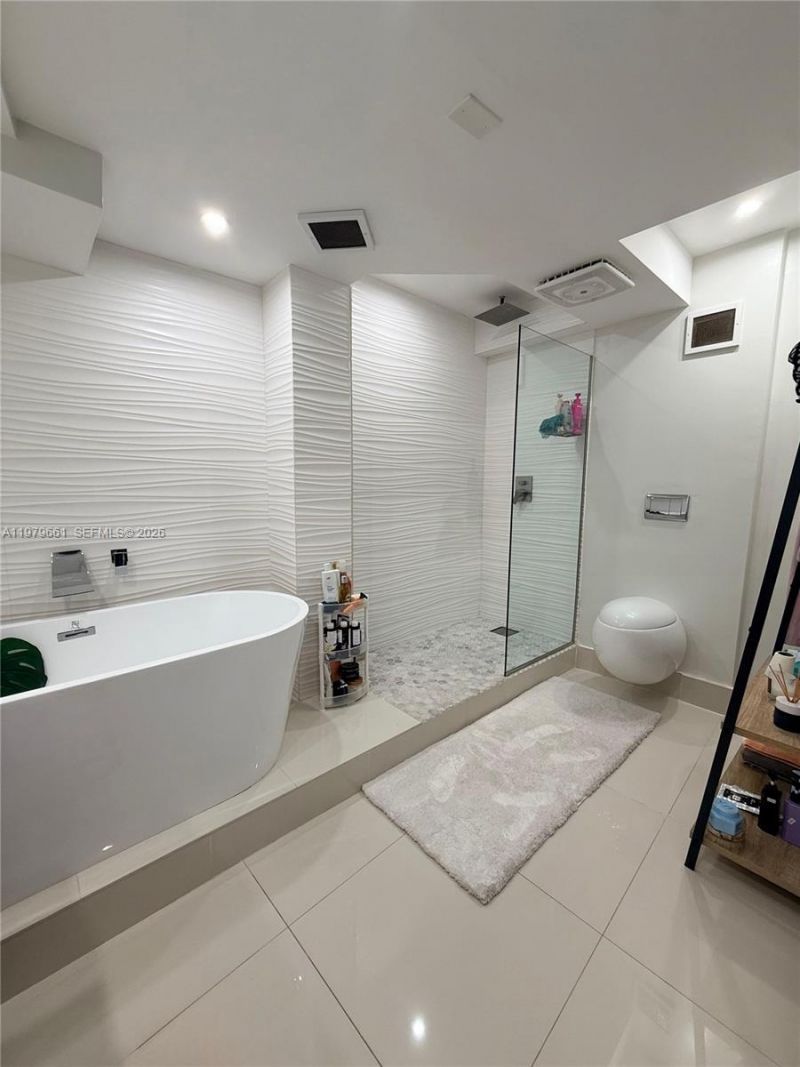 6039 Collins Ave, Unit 635, Miami Beach, FL 33140 Photo