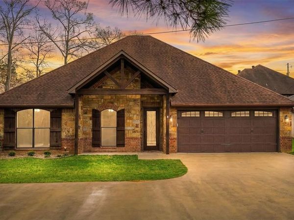 2114 W Hawkins Parkway , Longview, TX 75605