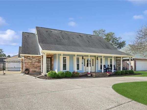 135 DICKSON Drive, Belle Chasse, LA 70037