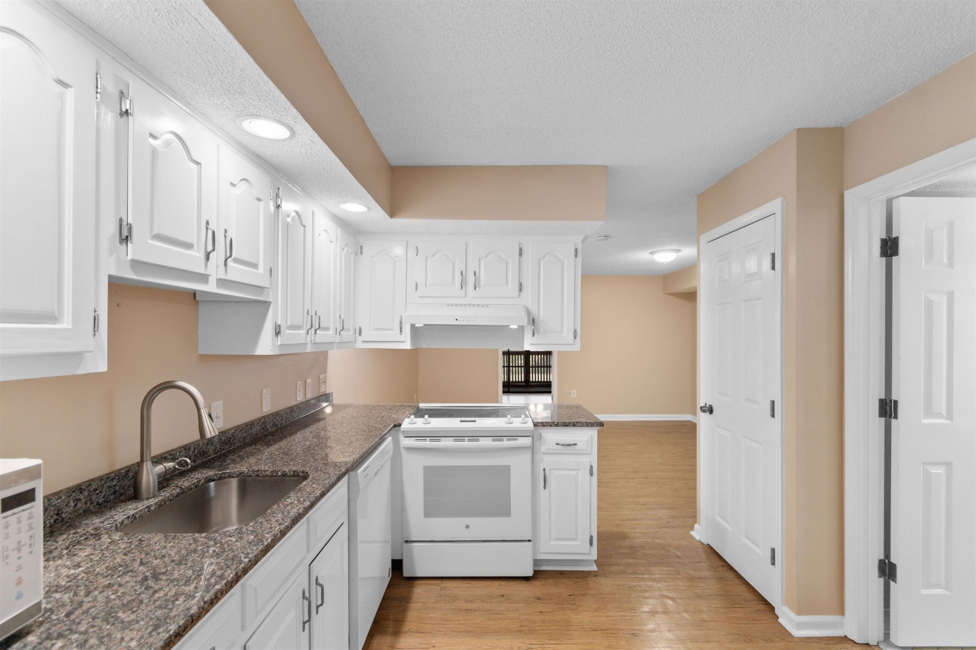 4226 Pinehurst Circle Photo 9