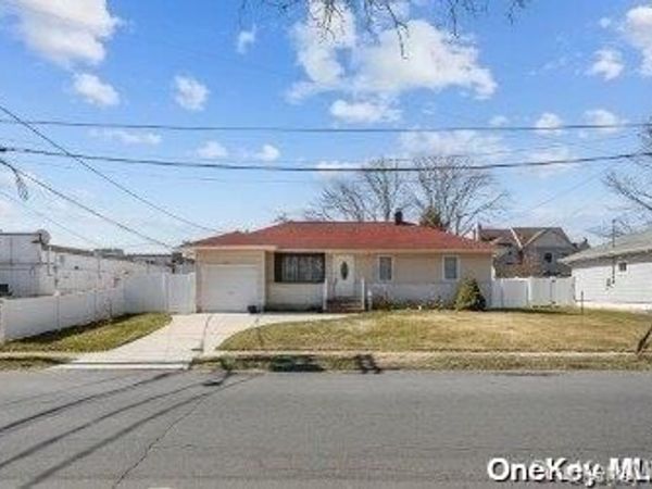 916 N Clinton Avenue , Lindenhurst, NY 11757