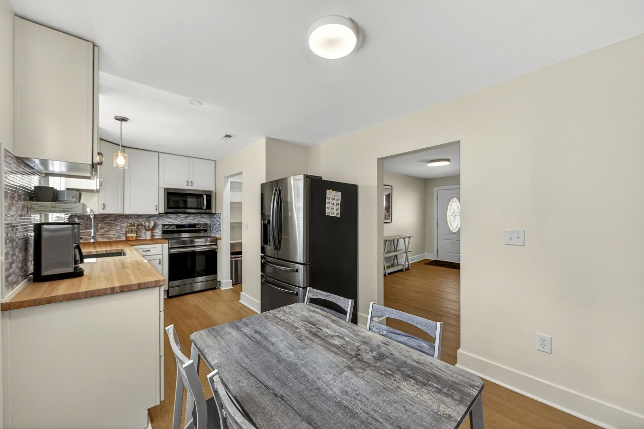 908 King Richard Drive Photo 10