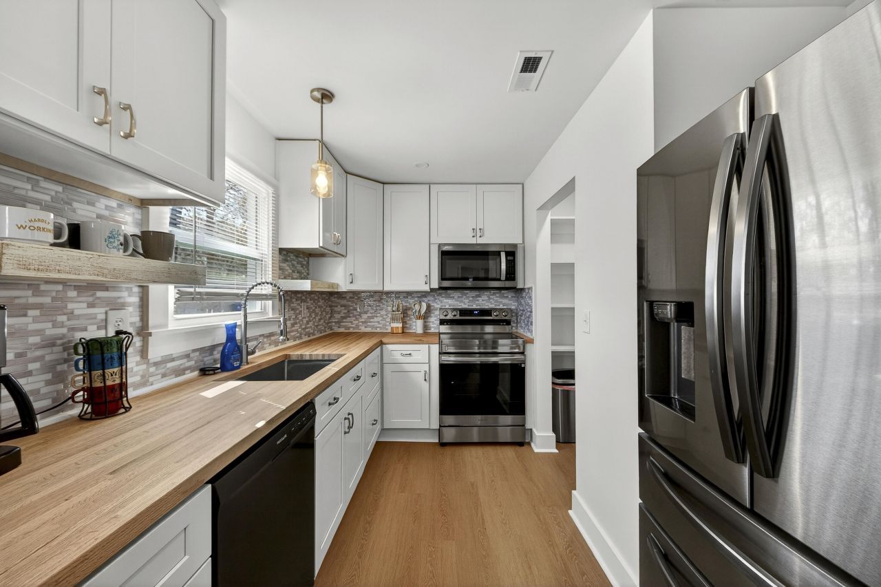 908 King Richard Drive Photo 8