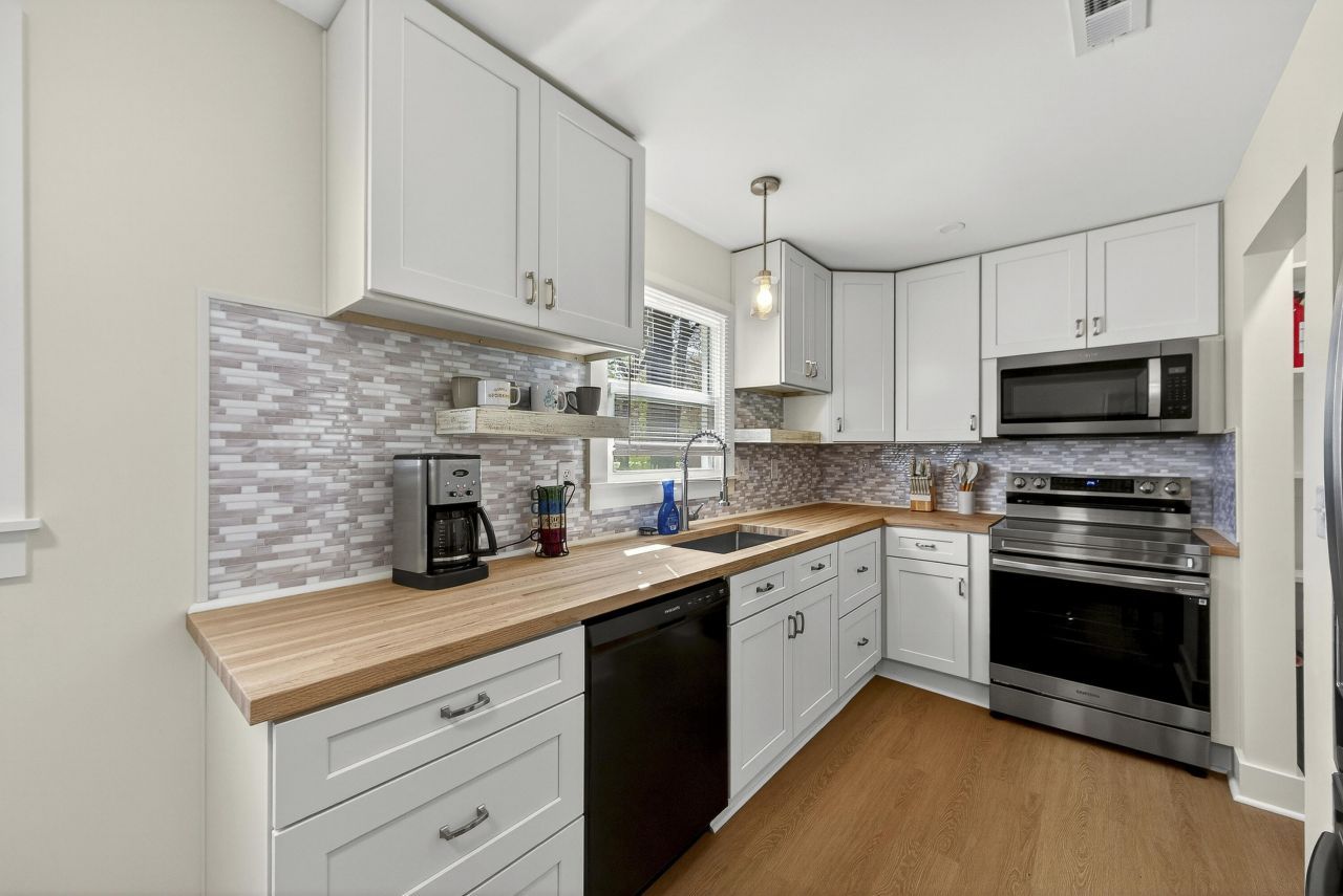 908 King Richard Drive Photo 9