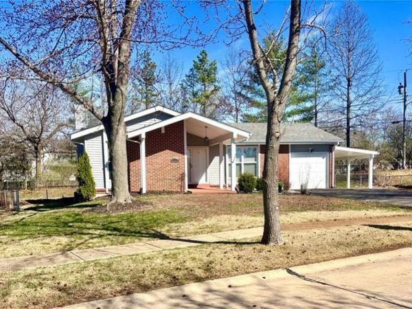 2221 Bentley Manor Drive, Fenton, MO 63026