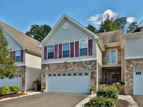 28 Sutton Ct, Hopewell, NJ 08534