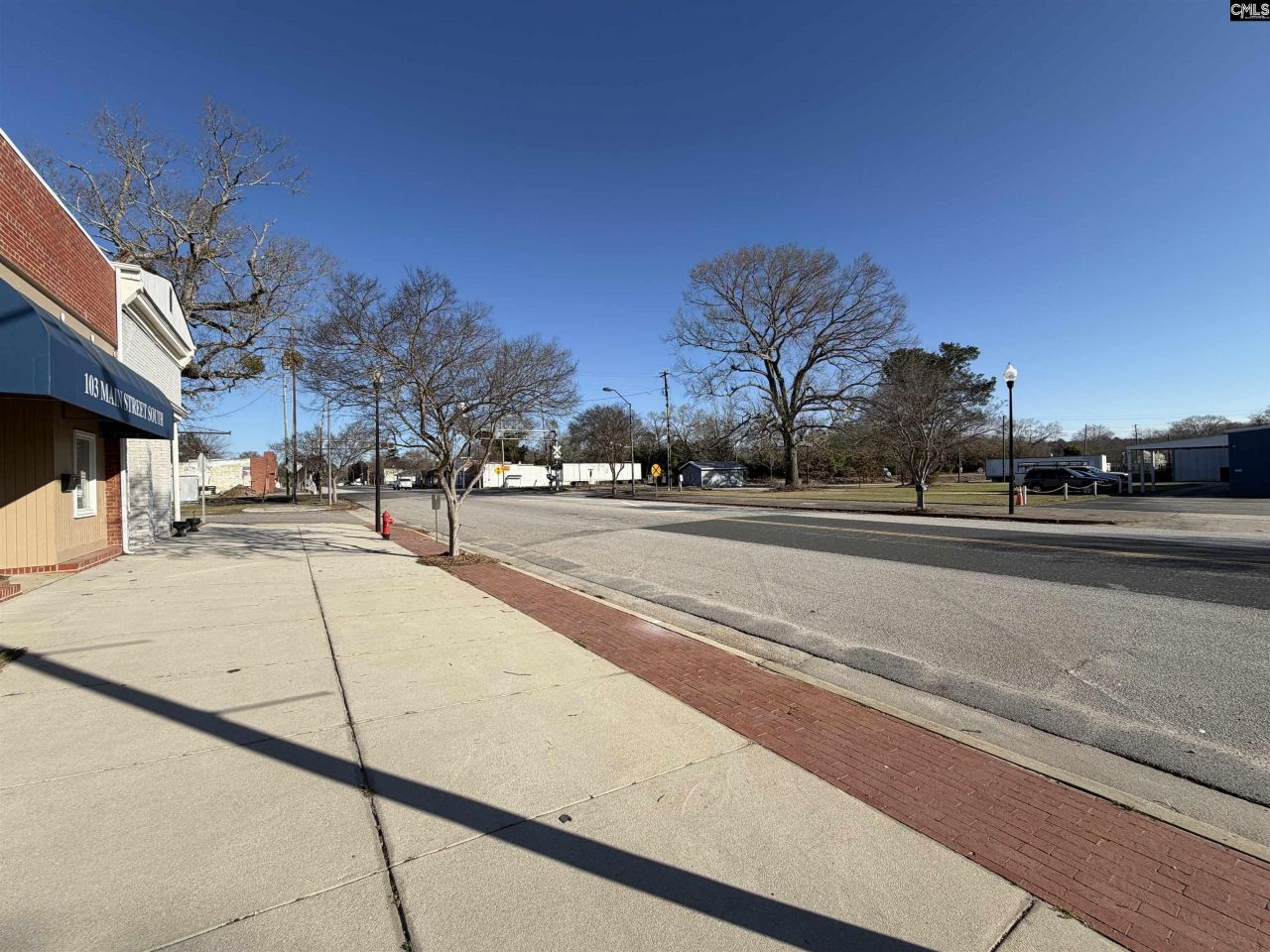 105 Main Street S Photo 5