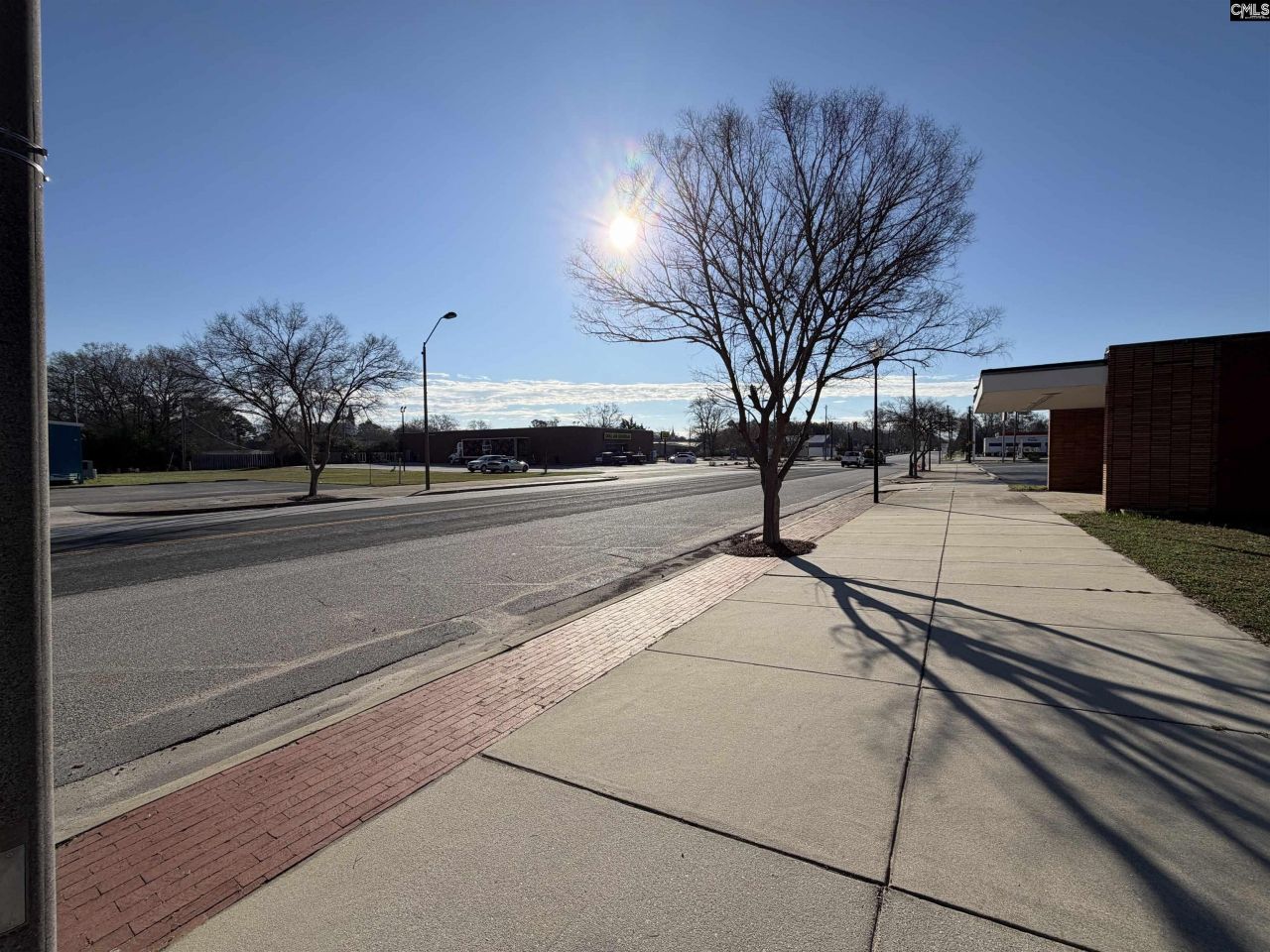 105 Main Street S Photo 6