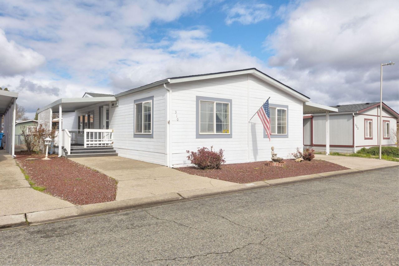 310 Whispering Willow Drive, Grants Pass, OR 97527 Main Photo