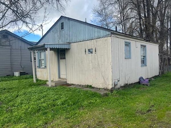 844 W Stewart Avenue, Medford, OR 97501