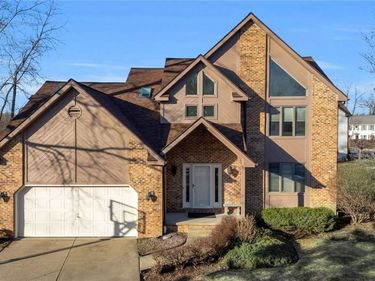 8 Amsley Ct, East Amherst, NY 14051