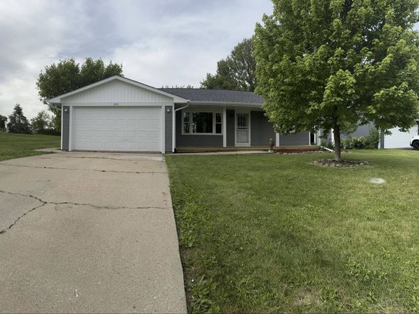 203 Tamarack Hollow Street SW, Poplar Grove, IL 61065