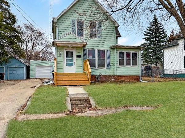 1607 S Highland Avenue, Freeport, IL 61032